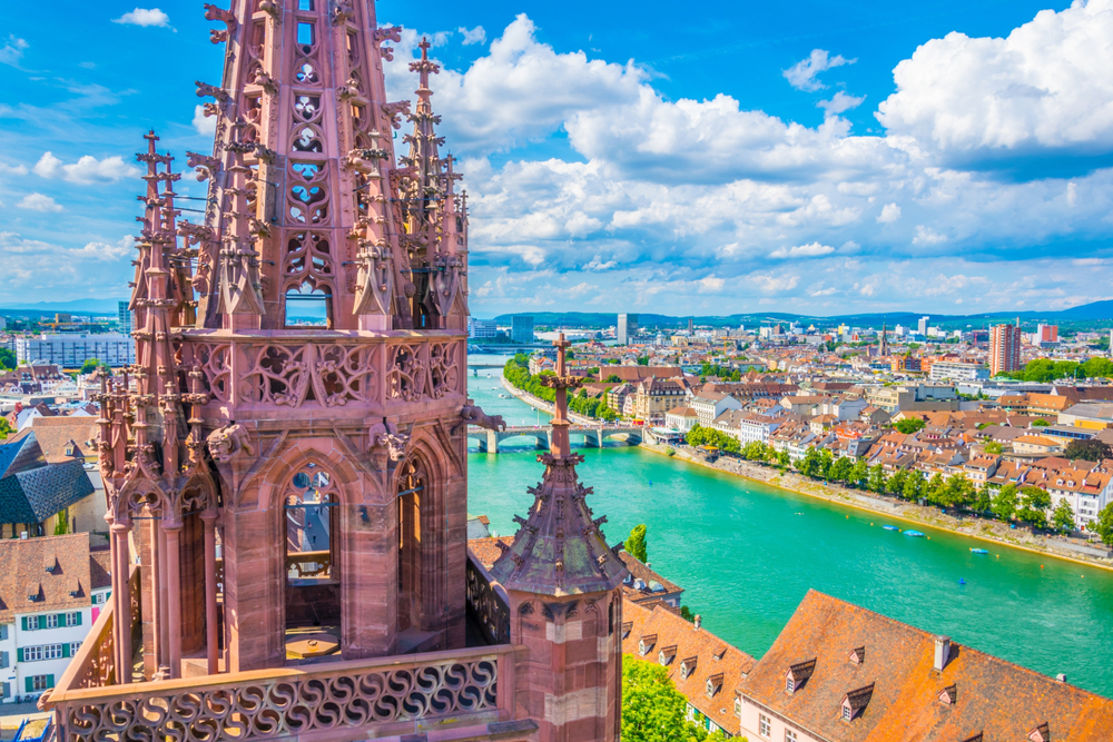 Rheinufer in Basel, dominiert vom majestätischen Gebäude der Münsterkirche, Schweiz