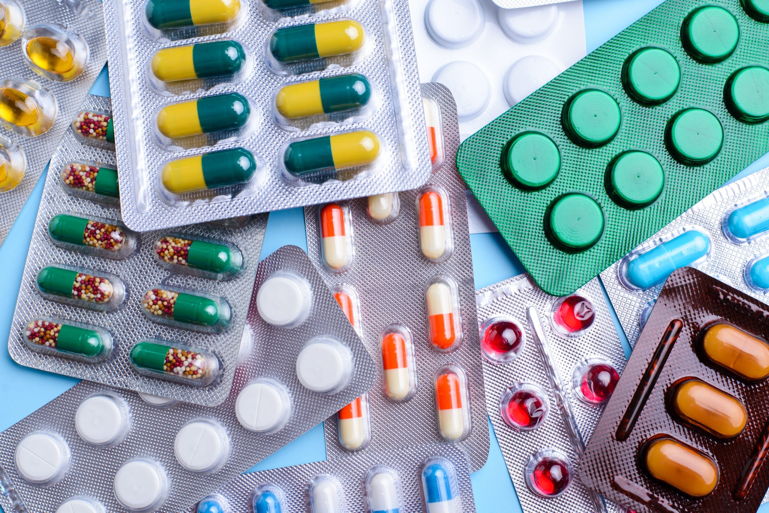 Mehrere Tablettenblister liegen übereinander. Es handelt sich um unterschiedliche Tabletten, Schmerztabletten, ADHS-Medkiamente, etc. aus der Schweiz.