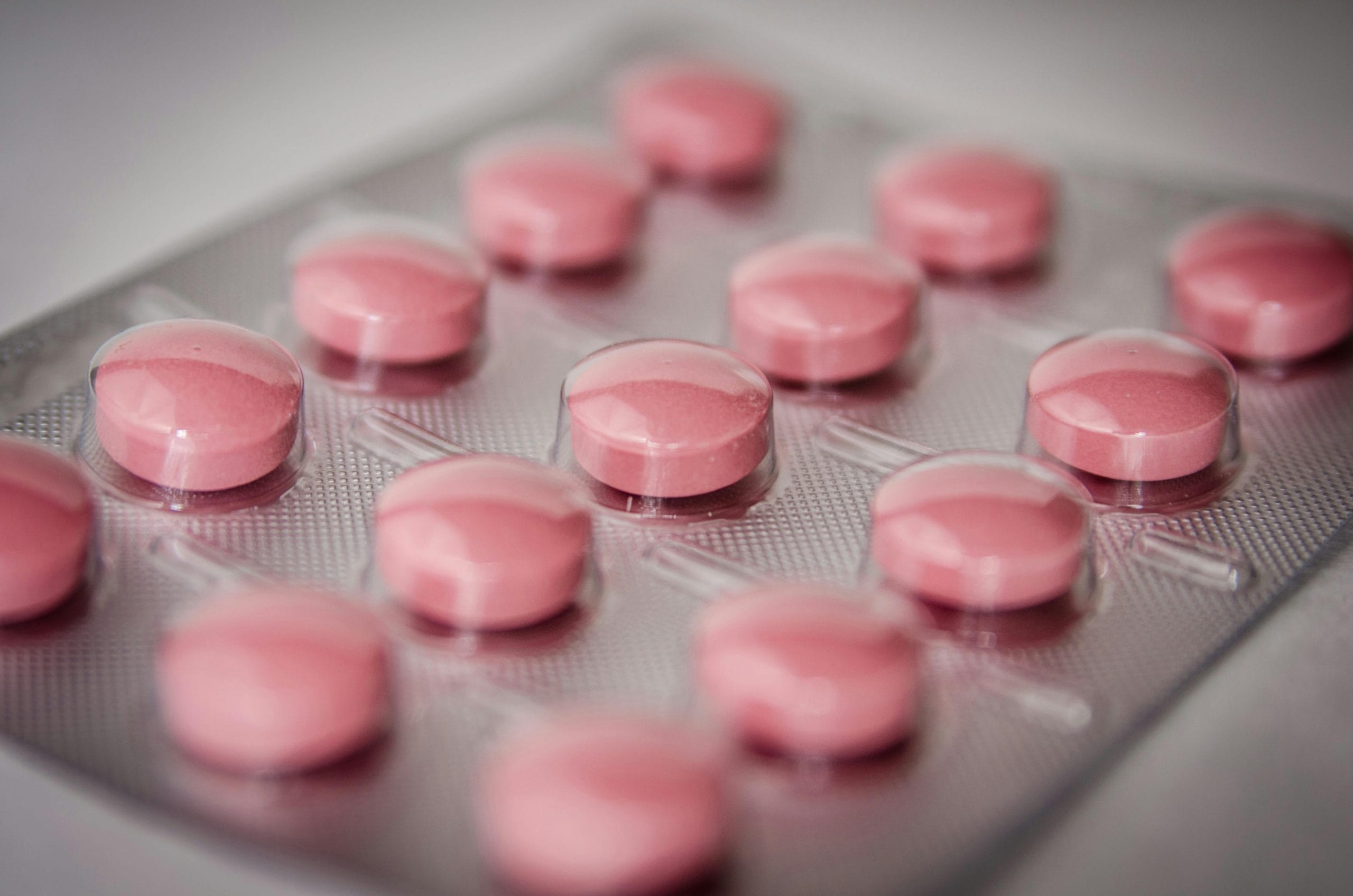 Nahaufnahme von rezeptfreien Schmerzmitteln in einer Blisterpackung. Diese Tabletten könnten gegen leichte bis mittelschwere Schmerzen wie Kopfschmerzen oder Rückenschmerzen eingesetzt werden.