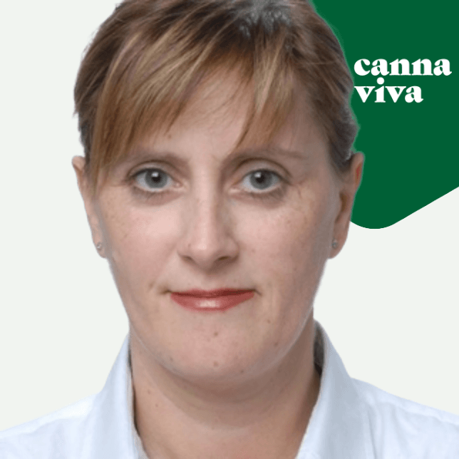 Profilbild von Dr. Britta Massmann mit Canna Viva Logo, Fachärztin für Allgemeine Innere Medizin und Rheumatologie